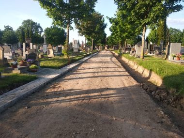 Opravou hřbitovní cesty technické služby zahájily letošní stavební akce