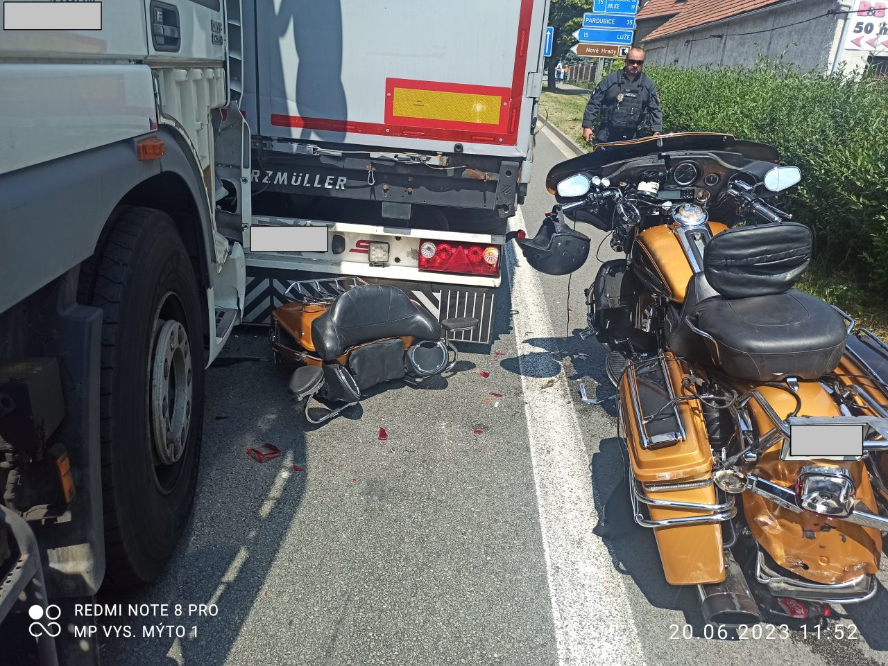 Dopravní nehoda nákladních vozidel a motorkáře