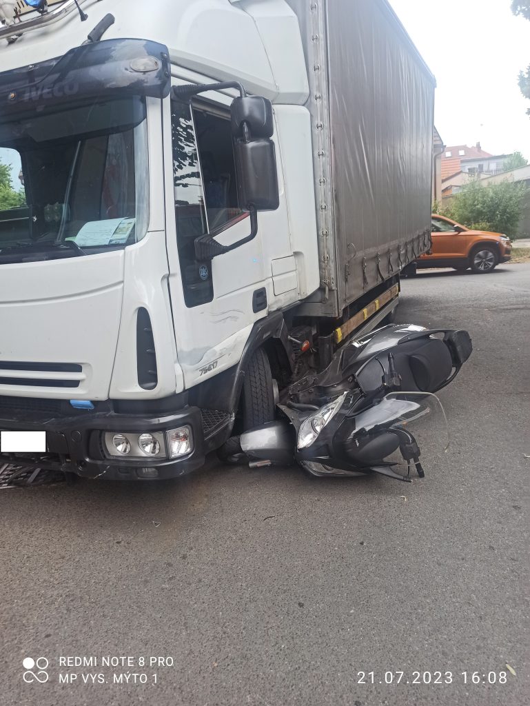 Dopravní nehoda nákladního vozidla a motocyklu