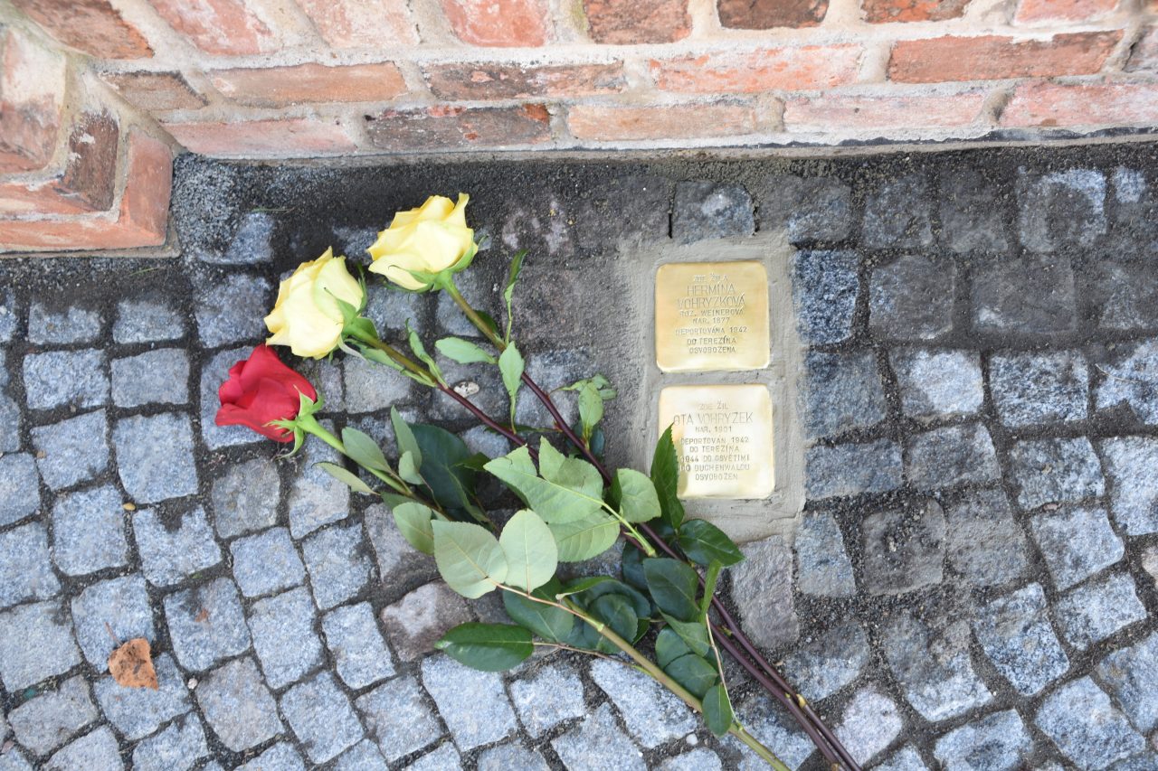 Historická procházka spojená s čištěním kamenů zmizelých a pietní položení stolpersteinů