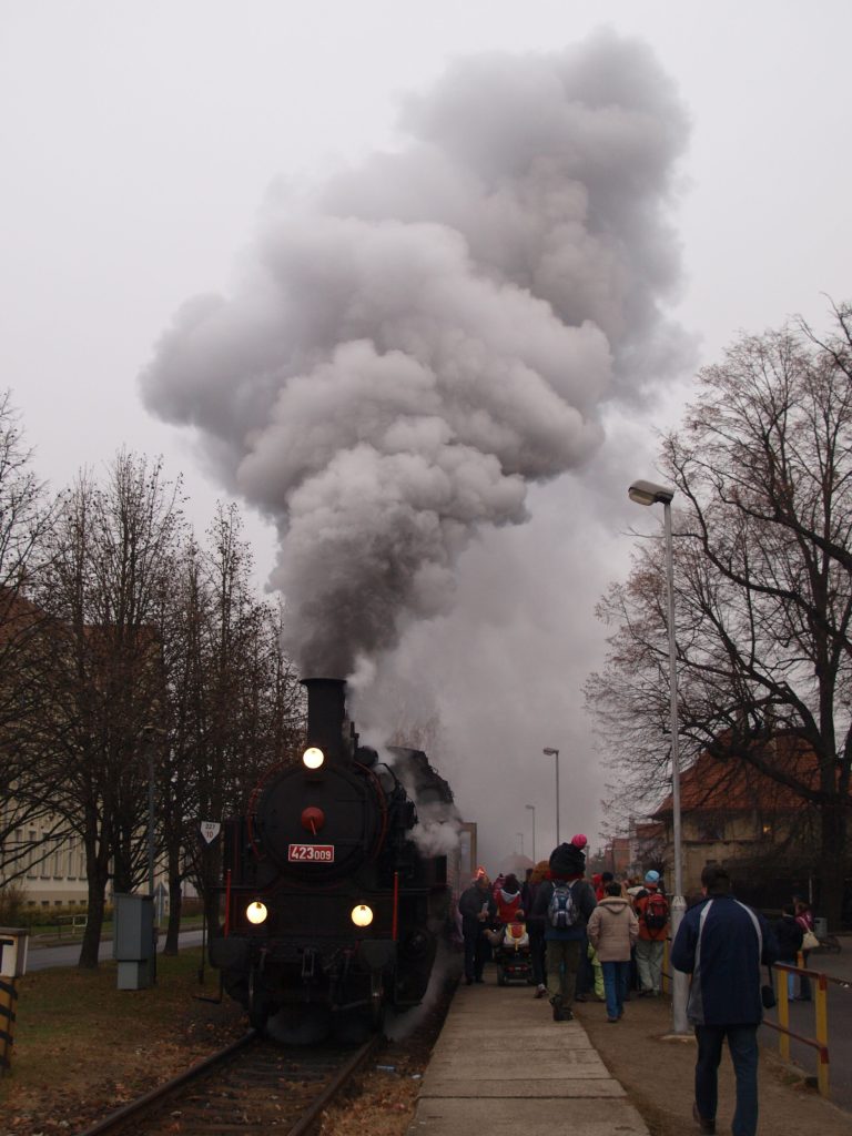 Plnou parou s Mikulášem na Adventní kujebácký jarmark