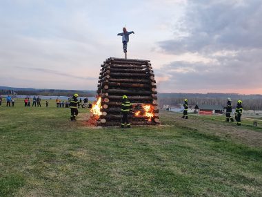 Pálení čarodějnic: Tradice, která baví, ale vyžaduje opatrnost