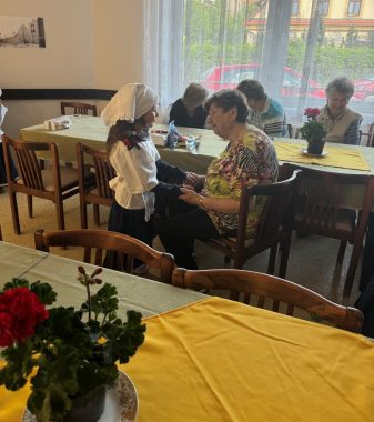 Děti potěšily srdce seniorů – vystoupení v penzionu