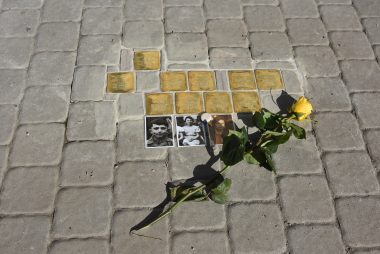Ve Vysokém Mýtě položili největší skupinu kamenů zmizelých