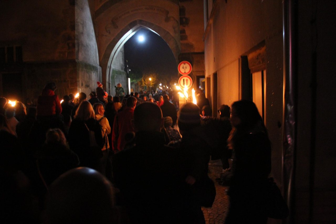 Večer světel s lampionovým průvodem a ohňostrojem