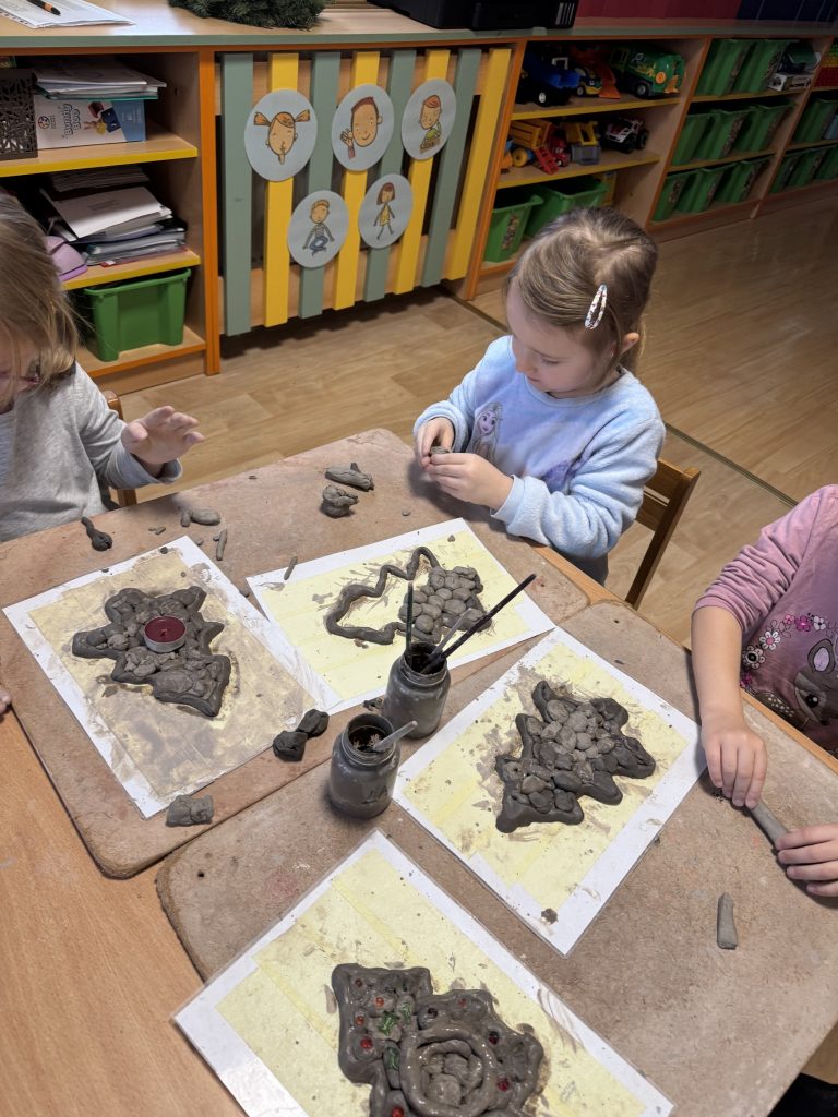 Vánoční keramika v Mateřské škole Pod Smrkem Vánoční keramika v Mateřské škole Pod Smrkem