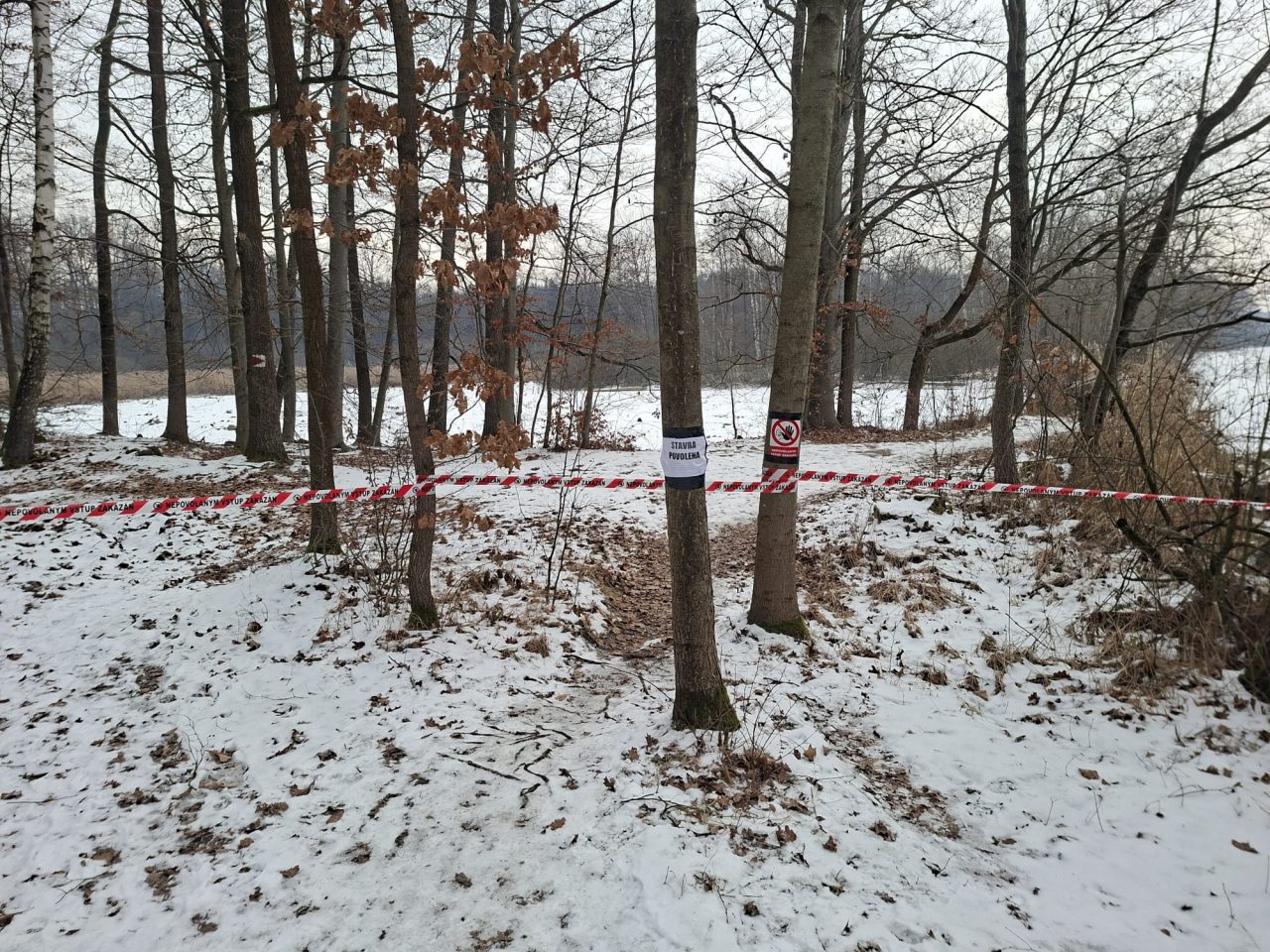 Uzavření lávky a prostoru kolem rybníku Malý Chobot Uzavření lávky a prostoru kolem rybníku Malý Chobot