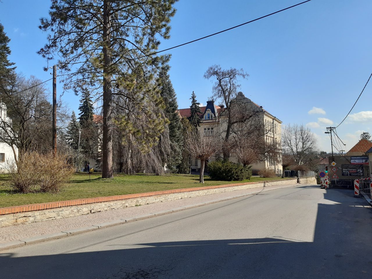 Uzavírka chodníku v ulici Javornického ve Vysokém Mýtě