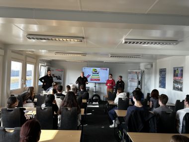 První studenti úspěšně absolvovali kurz Zvládání krizových situací za volantem