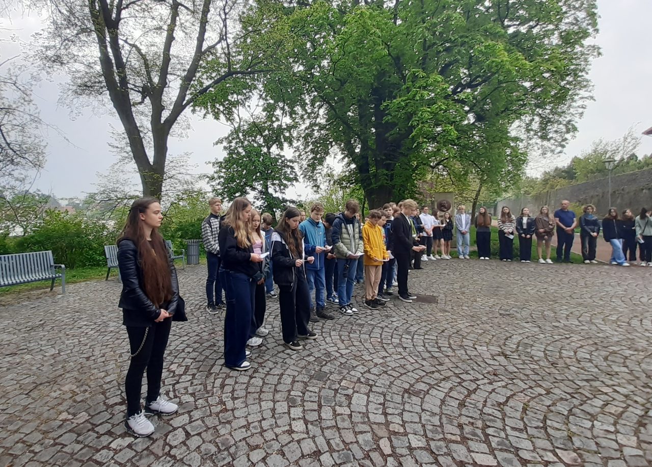 Veřejné čtení jmen obětí holocaustu u pamětní desky v Jungmannových