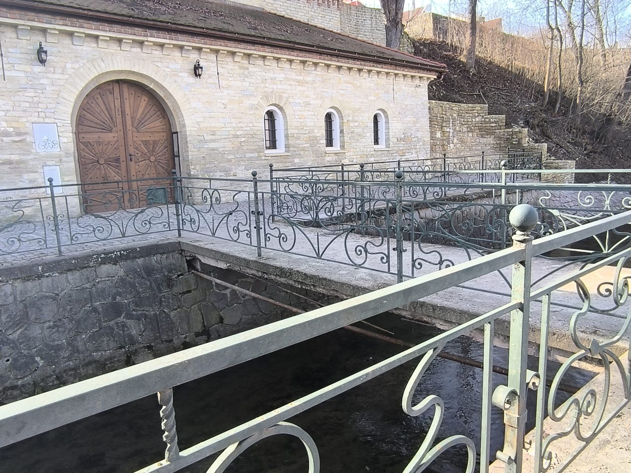 Uzavírka chodníku v místě lávky přes náhon Loučné v ulici Čelakovského