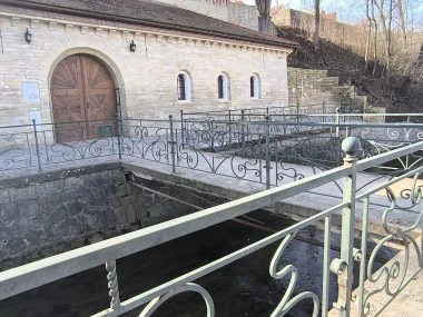 Uzavírka chodníku v místě lávky přes náhon Loučné v ulici Čelakovského