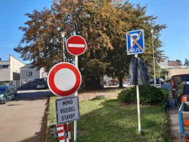 Dopravní omezení v ulici Gen. Závady z důvodu probíhající rekonstrukce školní jídelny Dopravní omezení v ulici Gen. Závady z důvodu probíhající rekonstrukce školní jídelny